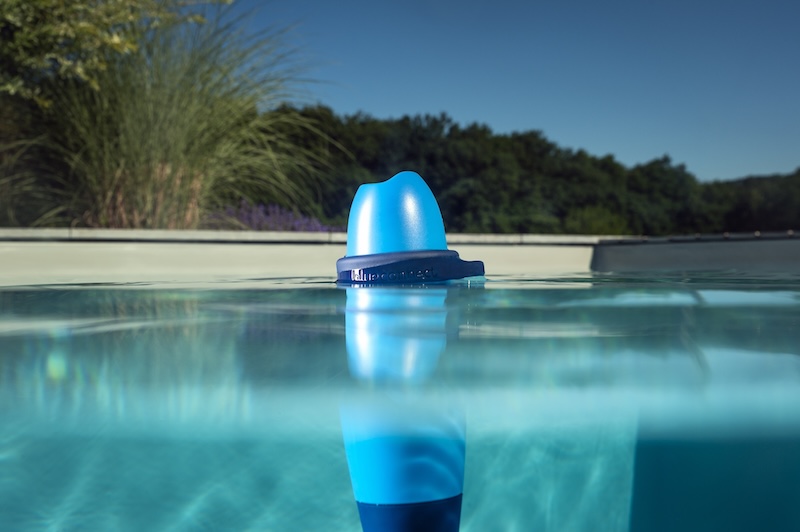 Analizator wody basenowej Fluidra Blue Connect Plus w basenie